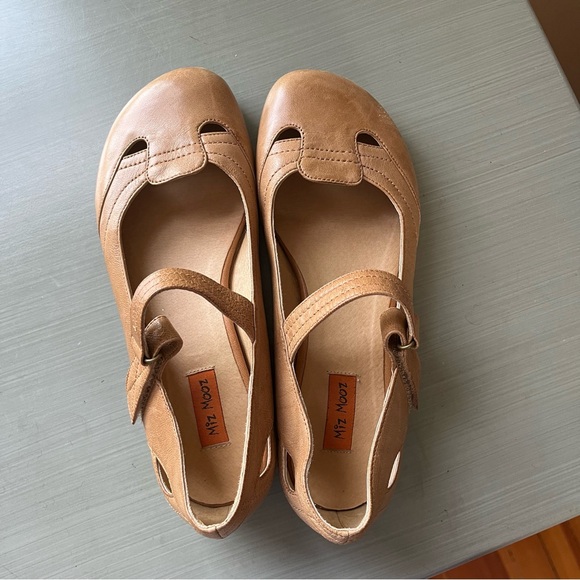 Miz Mooz Dallas Sz 7.5 Strap Closure Mary Jane’s - Picture 1 of 7